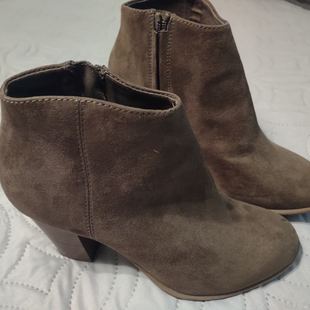 Size 6 olive green boots